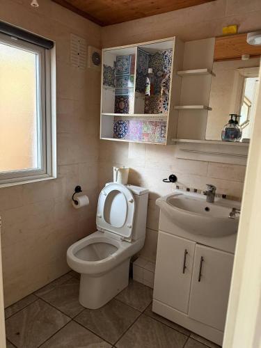 Bilik mandi di Serene Uxbridge Retreat with Central Heating Free Parking