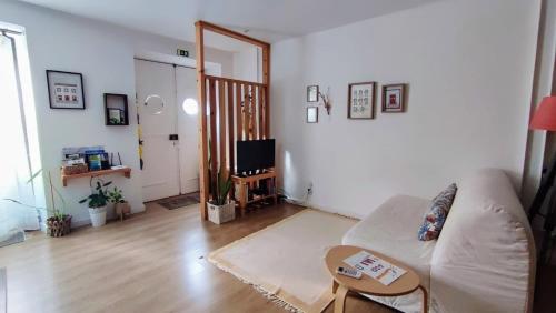 a living room with a couch and a table at Casa Hurtere in Horta