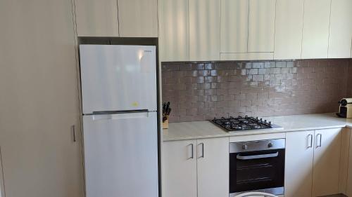 Η κουζίνα ή μικρή κουζίνα στο Guesthouse near airport with private access and parking