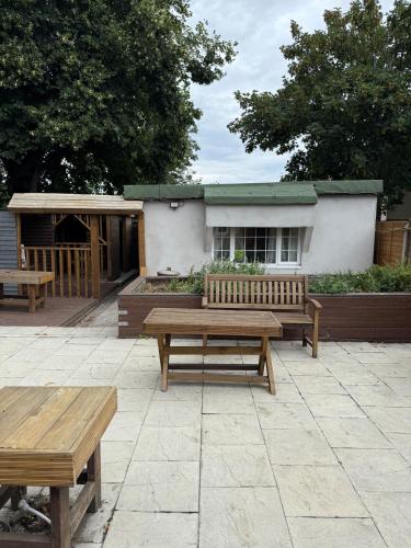 Gambar di galeri bagi Studio - Sleeps 2 - Garden - Parking - Wifi di Uxbridge