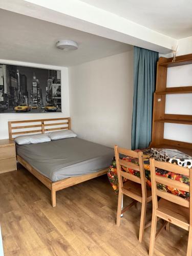 Katil atau katil-katil dalam bilik di Studio - Sleeps 2 - Garden - Parking - Wifi