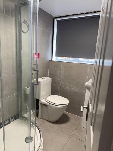 Ένα μπάνιο στο Relax in Uxbridge with Private Room Garden Access