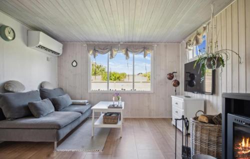 Μια τηλεόραση ή/και κέντρο ψυχαγωγίας στο 2 Bedroom Cozy Home In Otterup