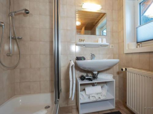 Ένα μπάνιο στο Holiday Apartment in Mittelberg with Wifi