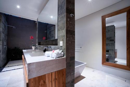 Ένα μπάνιο στο Bale Mandala Villas