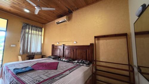 Ένα ή περισσότερα κρεβάτια σε δωμάτιο στο Hotel Janara