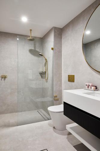 Astina Suites, Penrithにあるバスルーム