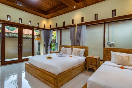 Ένα ή περισσότερα κρεβάτια σε δωμάτιο στο Natasya Villa Tampaksiring