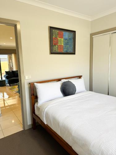 Una cama o camas en una habitación de The Serenity Retreat