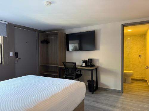 Una televisión o centro de entretenimiento en Comfort Inn Hermosillo Pitic