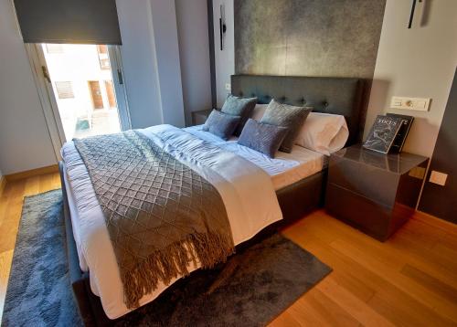 a bedroom with a large bed with a large window at Mercurio Blanco in León