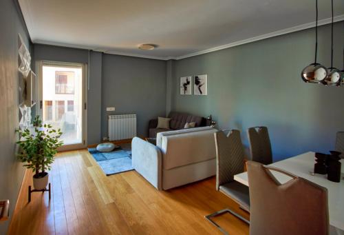 a living room with a couch and a table at Mercurio Blanco in León