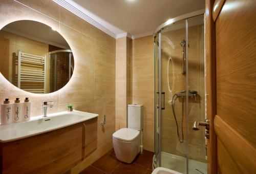 a bathroom with a toilet and a sink and a shower at Mercurio Blanco in León
