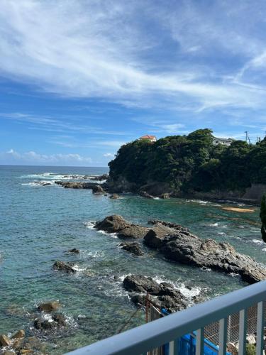 a view of the ocean from a balcony at 海のお宿 in Susami