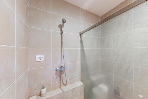 Koupelna v ubytování RedDoorz Plus at Hotel Ulin Samarinda