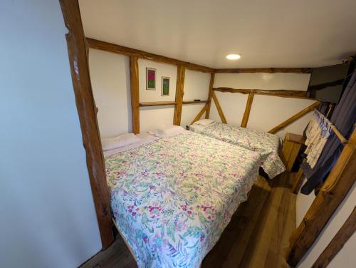 a small bedroom with a bed in a house at Fachwerkhaus zum Hirsch in Oxapampa