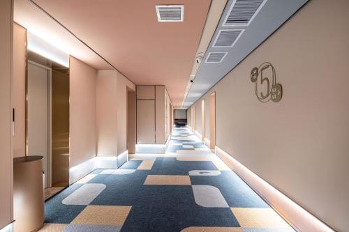 a corridor of an office building with a hallway at Hanting Hotel Beijing Rocket Wanyuan Subway Station in Beijing