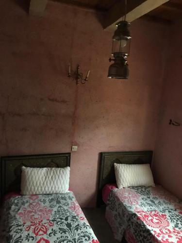 Una cama o camas en una habitación de gite jawahir aguerd