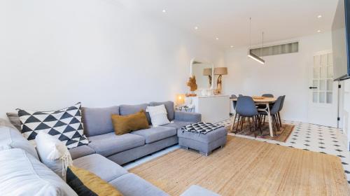 a living room with a blue couch and a table at Ti Beach House in Mindelo