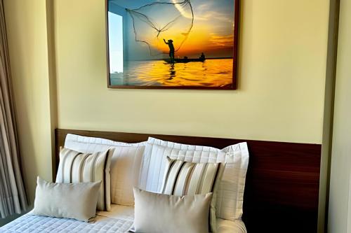 a bedroom with a bed with a picture of a person flying a kite at Apartamento Pé na Areia Cond Alphaville Guarajuba in Camaçari