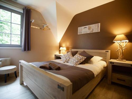 une chambre avec un lit sur lequel est allongé un chien dans l'établissement Villa spacieuse et élégante avec grand parc arboré, spa et équipements pour 14 personnes - FR-1-510-2, à Estaires