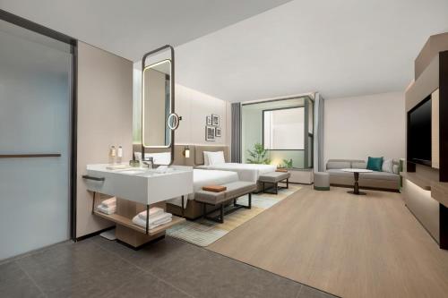 Ένα ή περισσότερα κρεβάτια σε δωμάτιο στο Holiday Inn & Suites Shanghai Changfeng by IHG