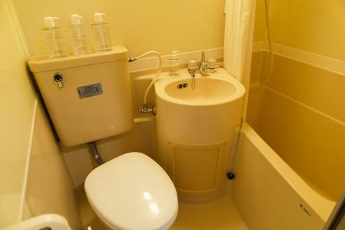 a small bathroom with a toilet and a sink at GS42 名古屋栄Area食卓あり和洋ルーム観光家族旅行ビジネスに最適 in Nagoya