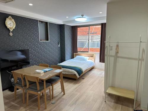 Postel nebo postele na pokoji v ubytování 201 Melon Home難波日本橋 徒歩10分黒門市場 徒歩5分心斎橋 1駅 広いお部屋