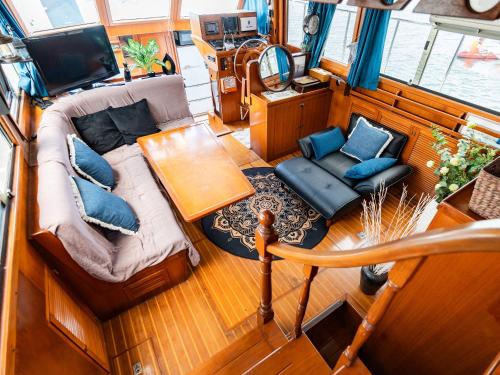 an overhead view of a living room on a boat at Calm Lanai Harbor in Nichinan