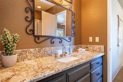 Ένα μπάνιο στο Sunset House Joshua Tree Infinity Pool Spa Views Hiking Trail
