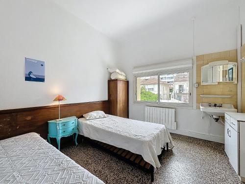 - une chambre avec 2 lits et un lavabo dans l'établissement Villa sur plage avec garage à Carnon - FR-1-715-108, à Mauguio