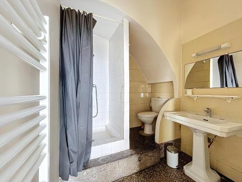 une salle de bain avec toilettes, lavabo et douche dans l'établissement Villa sur plage avec garage à Carnon - FR-1-715-108, à Mauguio