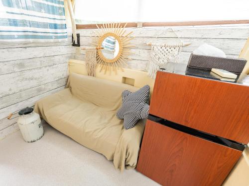 a bed in the middle of a room at Calm Lanai Harbor in Nichinan
