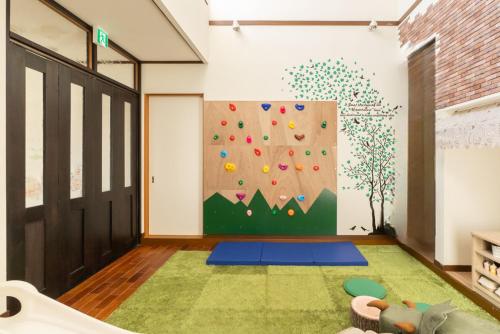 a gym with a climbing wall in a room at ジブリパークまで車10分 遊べるキッズハウス1棟貸切り 敷地内無料駐車場あり 最大12名 in Seto