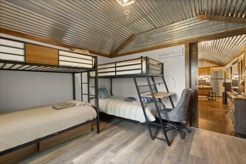 Postel nebo postele na pokoji v ubytování CREEKSIDE SNUG wd HOTTUB