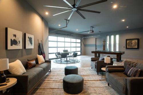 Zona de estar de Boulder Cove by Fieldtrip Iconic Modern with Pool Hot Tub Views