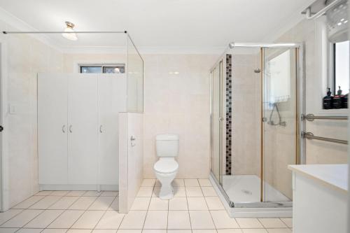 Caloundra Beach Break - 3BD Family Homeにあるバスルーム