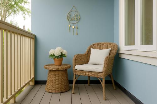 una sedia in vimini e un tavolo su un portico di Spacious 4BD Home in Vancouver a Vancouver