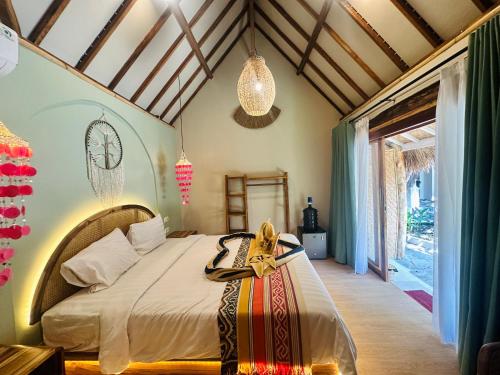 un dormitorio con una cama en una habitación en Sunny Rose Paradise Gili Air - Adults Only, en Gili Air