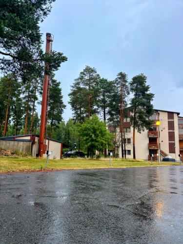 an empty parking lot in front of a building at Kraatterin Helmi Suite in Lappajärvi