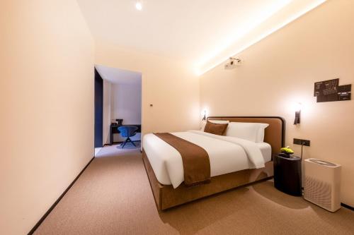 Postel nebo postele na pokoji v ubytování The Moment Hotel