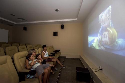 a group of people sitting in a movie theater at Rifoles Praia Hotel e Resort in Natal