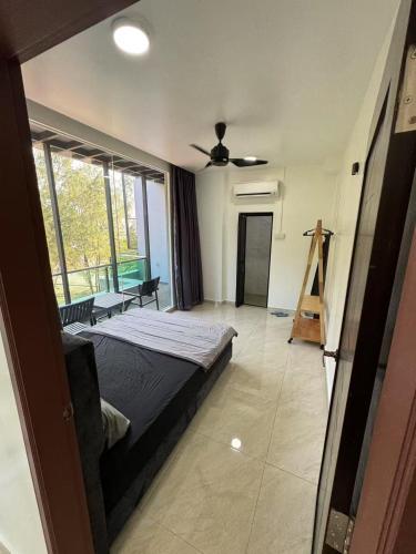 Cama ou camas em um quarto em Pontian C Balcony