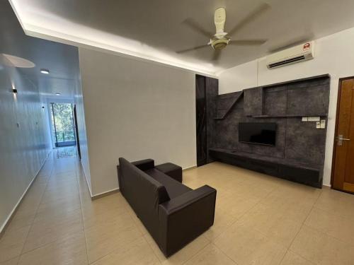 Uma TV ou centro de entretenimento em Pontian C Balcony