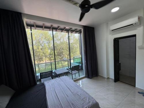 Cama ou camas em um quarto em Pontian C Balcony
