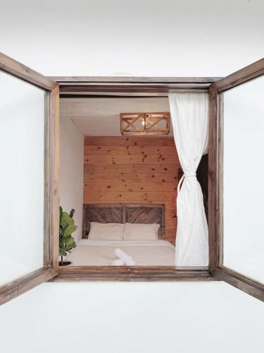 a bed in a room with a window at Nằm Mơ 2 Homestay - chi Nhánh Ngô Quyền in Da Lat