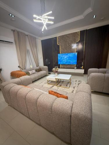 Μια τηλεόραση ή/και κέντρο ψυχαγωγίας στο Waldam Castle Apartment Ibara