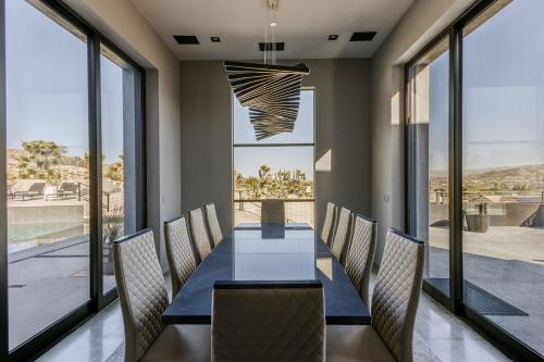 Χώρος καθιστικού στο Gatsby by Fieldtrip Modern Luxury with Infinity Pool Game Room
