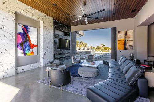 Χώρος καθιστικού στο Gatsby by Fieldtrip Modern Luxury with Infinity Pool Game Room