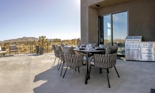 Μπαλκόνι ή βεράντα στο Gatsby by Fieldtrip Modern Luxury with Infinity Pool Game Room